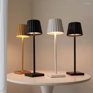 Lampes de table Creative Nordic Art Fer LED Pliant Simple Lampe De Bureau Protection Des Yeux Lecture Salon Chambre Décor À La Maison