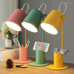 Lámparas de mesa, lámpara de arte del hierro nórdico creativo, escritorio de atenuación de lectura de moda LED con portalápices, protección ocular para decoración del hogar