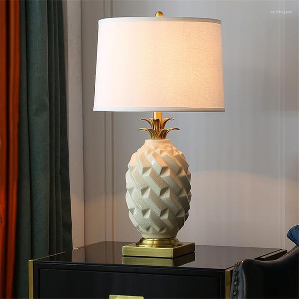Lampes de table Creative Ananas Blanc/Jaune Lampe En Céramique Foyer Chambre Moderne Luxueux Porcelaine Cuivre Bureau Décor Lumière D96
