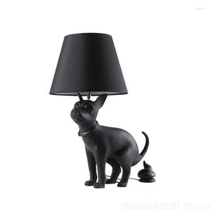 Tafellampen Europe Creative Resin Dog Desk Studie Boek Lichte slaapkamer naast lampkantoor Grappige decor LED -lichten E27 Bollen Luster