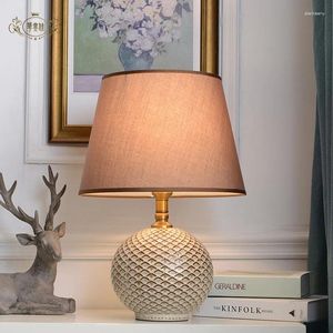 Tafellampen Europees klassieke luxe retro bureaulamp Amerikaans slaapkamer bedmide eenvoudige keramische stof woonkamer decoratief