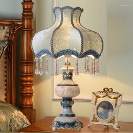Lámparas de mesa Cubierta de tela europea Dormitorio Estudio Base de resina Personalidad Creativa Cálida Luz ajustable Lámpara de cabeza de cama para