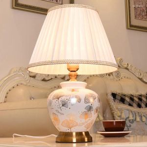 Lámparas de mesa europeas retro blanco/azul cerámica moderna elegante tela tibia lámpara E27 luz LED para bedsidefoyerstudio as027