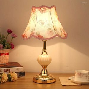Lámparas de mesa Lámpara de vidrio simple europea Moda Luz cálida Dormitorio nórdico Mesita de noche Americano Moderno Retro