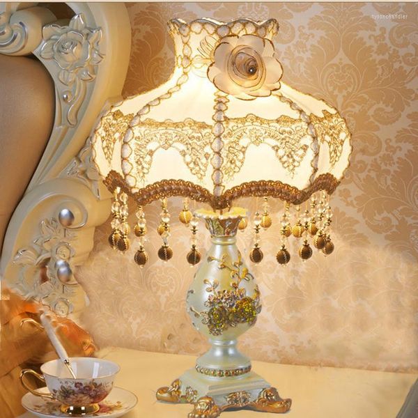 Lámparas de mesa Lámpara de estilo europeo Dormitorio Mesita de noche Sala de estar Decoración de la boda Estudio Piso creativo