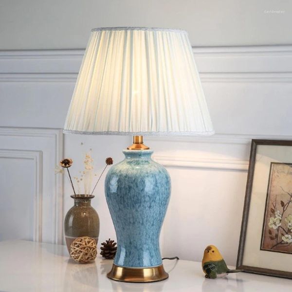 Lámparas de mesa Europea tradicional hecha a mano florero de cerámica lámpara de decoración simple cubierta de tela blanca LED dormitorio escritorio