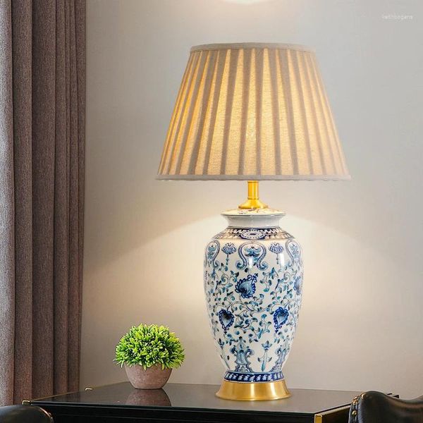 Lámparas de mesa de alto grado en relieve, porcelana azul y blanca, lámpara de escritorio de cerámica Jingdezhen, mesita de noche para sala de estar y dormitorio