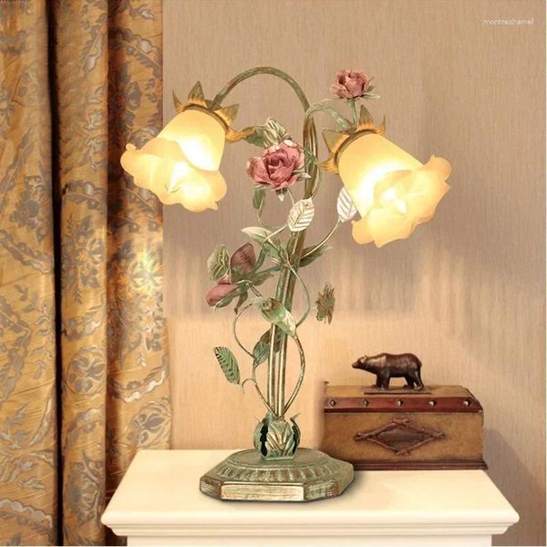 Lámparas de mesa lámpara de lámpara coreana jardín flores dormitorio luz de boda personalidad creativa de boda cálido y romántico rosa rosa