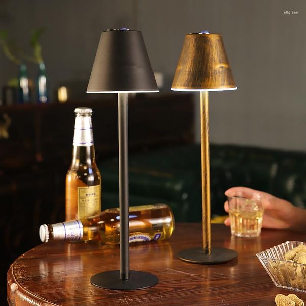 Lámparas de mesa LED Ambiente de hierro forjado Lámpara de moda Carga Estilo europeo Bar Luz de noche Café Restaurante Decoración