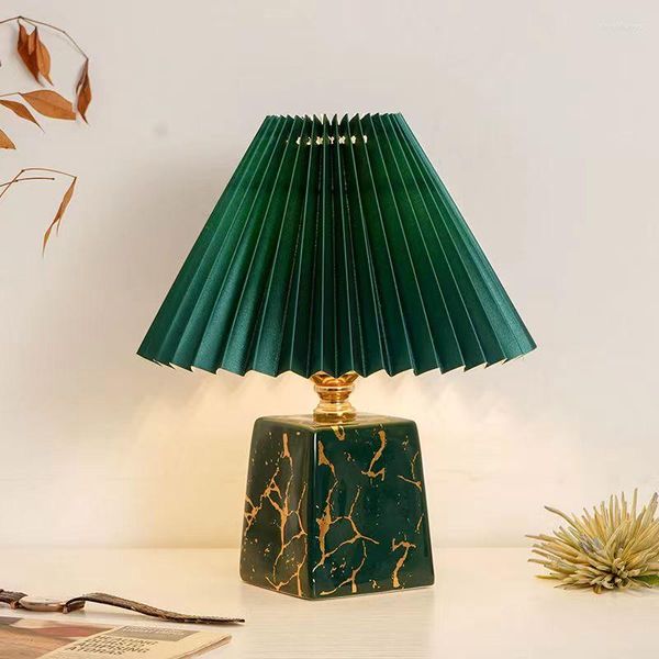 Lámparas de mesa Enchufe de lujo Lámpara de cerámica Vintage Tela plisada Estilo chino Luz nocturna para dormitorio Sala de estar