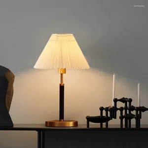 Lampes de table minimalistes plissés créatifs de conception de salon chambre à coucher de lit de lit de lit de lit de lit de coundre de luxe rétro lampe de bureau