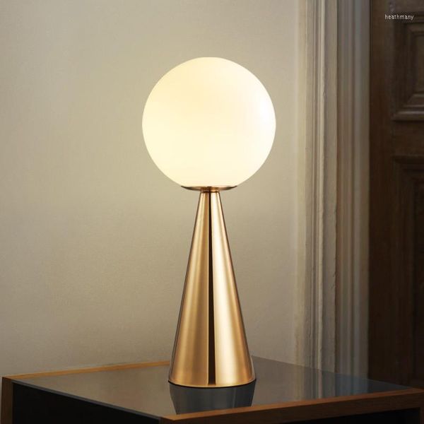 Lámparas de mesa Bola de cristal moderna Led Lámpara de escritorio creativa nórdica Cono Dorado Sala de estar Bar Café Decoración Luminaria