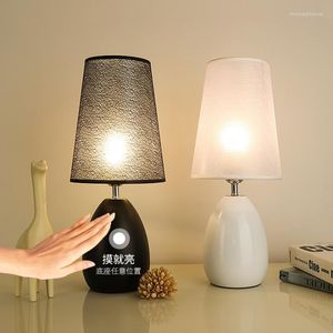 Lampes de table lampe moderne pour chambre nordique blanc lampe de chevet tissu noir tactile interrupteur de gradation El éclairage de lecture