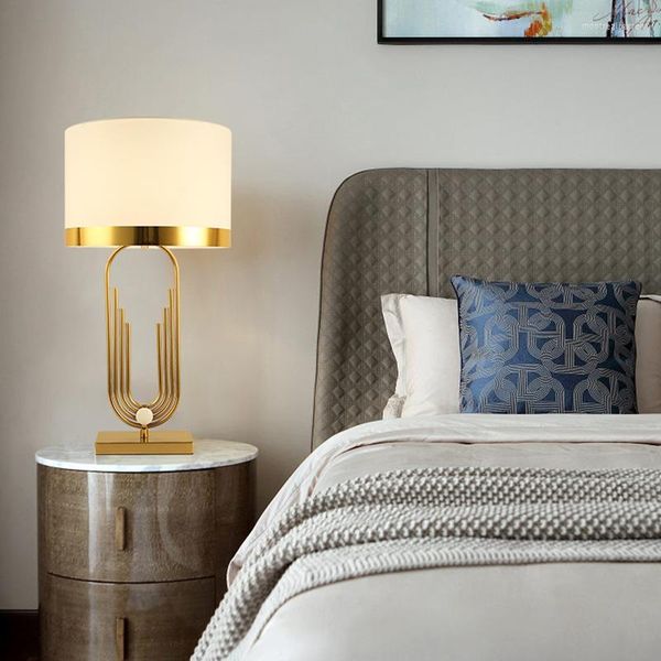 Lampes de table moderne minimaliste lampe de chevet Style de luxe personnalité de la mode créative chambre lampe salon chaud