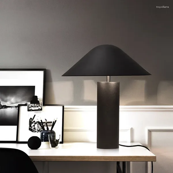 Lámparas de mesa Moderna Simple Creativa Dormitorio Mesita de Noche El Modelo Habitación Diseñador Decoración Suave Sala de Exposiciones Sala de Estar
