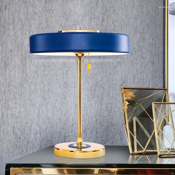 Tischlampen Moderne einfache LED-Lampe Eisen Kunst Blau/Weiß/Schwarz Lampenschirm Nordic Designer Luxus Zimmer Dekor Schlafzimmer Nachttischlampe