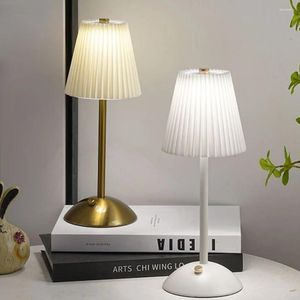 Lampes de table lampe de chevet de chambre nordique avec base métallique Créative ombre plissée Lumière de nuit pour le salon