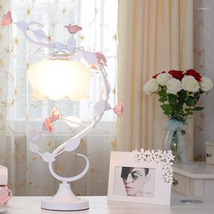 Lámparas de mesa Nordic Creative Iron Art Lámpara LED Diseño moderno novedoso Luz Decoración del hogar para dormitorio Estudio Café Sala de estar