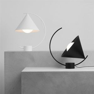 Tafellampen Noordse ontwerplamp Moderne Horn Iron Art Lights for El Living Room Studie Decoratie Verlichtingsarmaturen