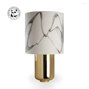 Tafellampen Noordelijke ontwerper lamp Metallic Luster Decor Home Moderne stoffen kunstlampenkap Lichtkamer