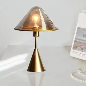 Lámparas de mesa Lámpara de escritorio nórdica Dormitorio creativo Mesita de noche Vidrio de setas doradas Personalidad simple moderna Luz cálida de lujo