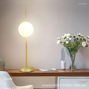 Lámparas de mesa Lámpara de escritorio nórdica Diseñador Personalidad creativa Dormitorio Mesita de noche Gran sala de estar blanca Estudio Hogar Luz Piso de lujo