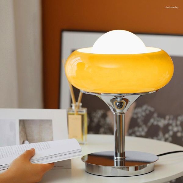 Lámparas de mesa Nordic Egg Tart Bauhaus Lámpara Marrón Retro Blanco cremoso Pantalla de cristal Led Estudio Dormitorio Luz de noche Decoración