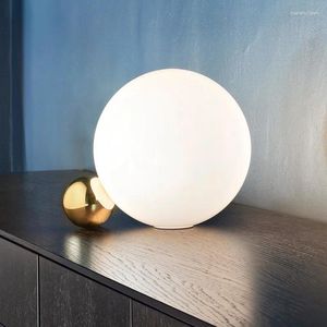 Lampes de table Nordic Glass Ball White Lampe Simple Golden Hardware Bedroom Living Salon Decoside Decoration LED E14 Éclairage Bureau d'éclairage
