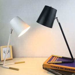 Lámparas de mesa Lámpara nórdica LED Negro Blanco Campo moderno Hierro simple para estudio Dormitorio Salón Librería El Lectura