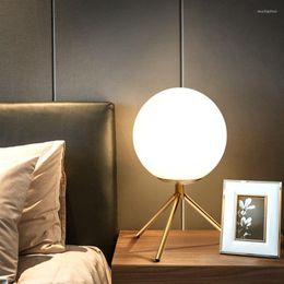 Tafellampen Noordelijke LED Gold Lamp Modern eenvoudig glas voor bedkamer met bedroom Creative Designer Desk Home Decor Light