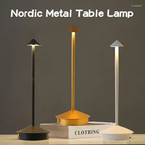 Tafellampen Scandinavische luxe metalen lamp Touch oplaadbaar Draadloos voor slaapkamer Restaurant Nachtlampje Romantisch bureau