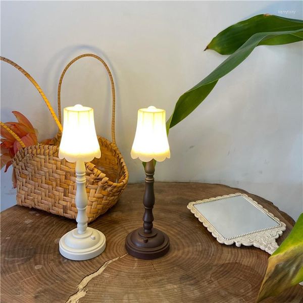 Lampes de table Nordic Mini Lampe LED en plastique Blanc Vintage Petite lampe de bureau pour chambre à coucher Table de chevet Bureau d'étude