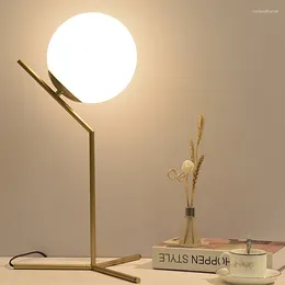 Lampes de table nordique minimaliste LED Postmoderne chambre à coucher de couches décoration de bal de lit clair salle de nuit romantique lampe de bureau romantique lampe