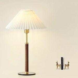 Lámparas de mesa Lámpara plisada nórdica LED Retro Nogal Hierro E27 Luces de escritorio decorativas para dormitorio Sala de estar Sofá Estudio Iluminación para el hogar