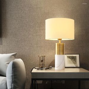 Tafellampen Noordelijke postmodern koper LED BEDDIDE LAMP LAMP MARBLE Woonkamer Studie Slaapkamer Kantoor Creatief Decoratief