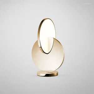 Tafellampen Noordelijke eenvoudige lichte luxe slaapkamerlamp postmoderne designer Study Desk El Rietless Steel Mirror Decoratie