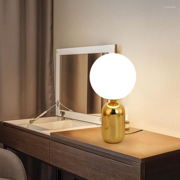 Lampes de table Nordic Simple Post-modern Light Lampe de luxe Designer Chambre Chevet Salon Décoratif Verre Rond