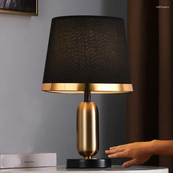 Lampes de table Lampe de bureau de type corne vintage nordique pour chambre à coucher chevet nuit tissu abat-jour chambre décoration de la maison LED debout