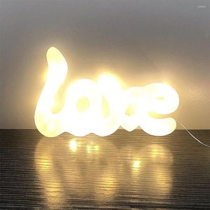 Lámparas de mesa Lámpara de decoración LED personalizada Luces en forma de amor Señal Delicada Decoración para el hogar Luz de amplia aplicación Césped interior para el hogar