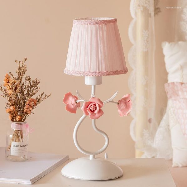 Lampes de table Rose Rose Side Light Lit Chambre Décoration Ins Fille Europe Princesse Chevet Lampe De Bureau Éclairage Déco Table De Chevet Luminaire