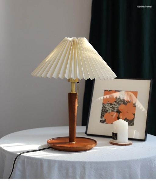 Lámparas de mesa Lámpara retro plisada Latón nórdico Sala de estar Dormitorio Madera maciza Decorativa
