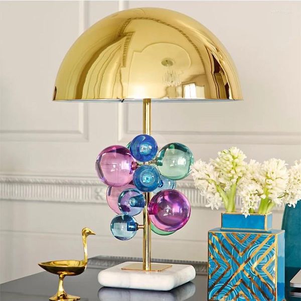 Lámparas de mesa Lámpara LED de cristal posmoderna para dormitorio Mesita de noche Sala de estar de lujo Luz de mármol de metal dorado