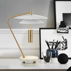 Tafellampen Postmodern creatief LED -bureaulamp Nordic Simple For Living Room Bedroom Slaapkamer Studio Home Decor Designer Luminaire