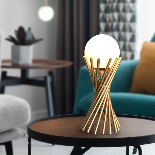 Lámparas de mesa Postmodern Gold Torch Glass Ball Lamp Nordic Art Luxury Living Room Deco Dormitorio Mesita de noche Oficina Escritorio Lámparas de mesa