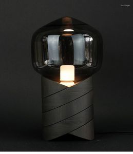 Tafellampen Postmodern eenvoudige creatieve woonkamer Studie Slaapkamer Bedkamer Bedide Lamp American Personality Designer Nordic Art