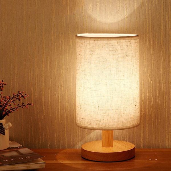 Lampes de table Alimenté LED Night Light Nordic Décoration en bois massif Lampe créative Bureau en tissu moderne pour chambre à coucher Festival GiftTable