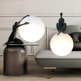 Lampes de table boule de résine lune artisanat LED lampe de bureau chambre personnes drôles Cool debout lampadaire salon décor à la maison