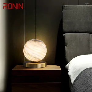 Lampes de table Ronin Nordic Lampe moderne créative vintage Brass Desk Light LED Glass Ball Decor For Home salon Chambre de chambre à coucher