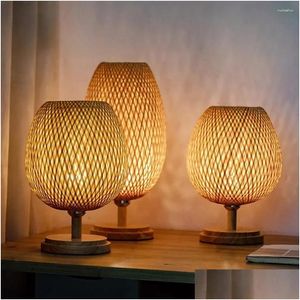 Lámparas de mesa Pequeña lámpara de ratán al lado de la mesita de noche de madera de mimbre vintage Boho Extremo tejido de bambú para el dormitorio Luces de entrega de gotas Dh6Iz