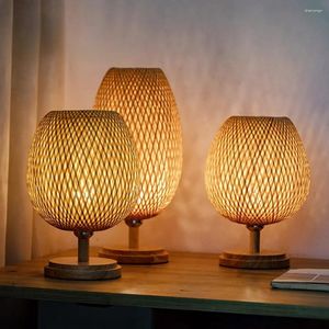 Tafellampen kleine rattan lamp naast vintage rieten houten nachtkastje boho bamboe geweven uiteinde voor slaapkamer leven